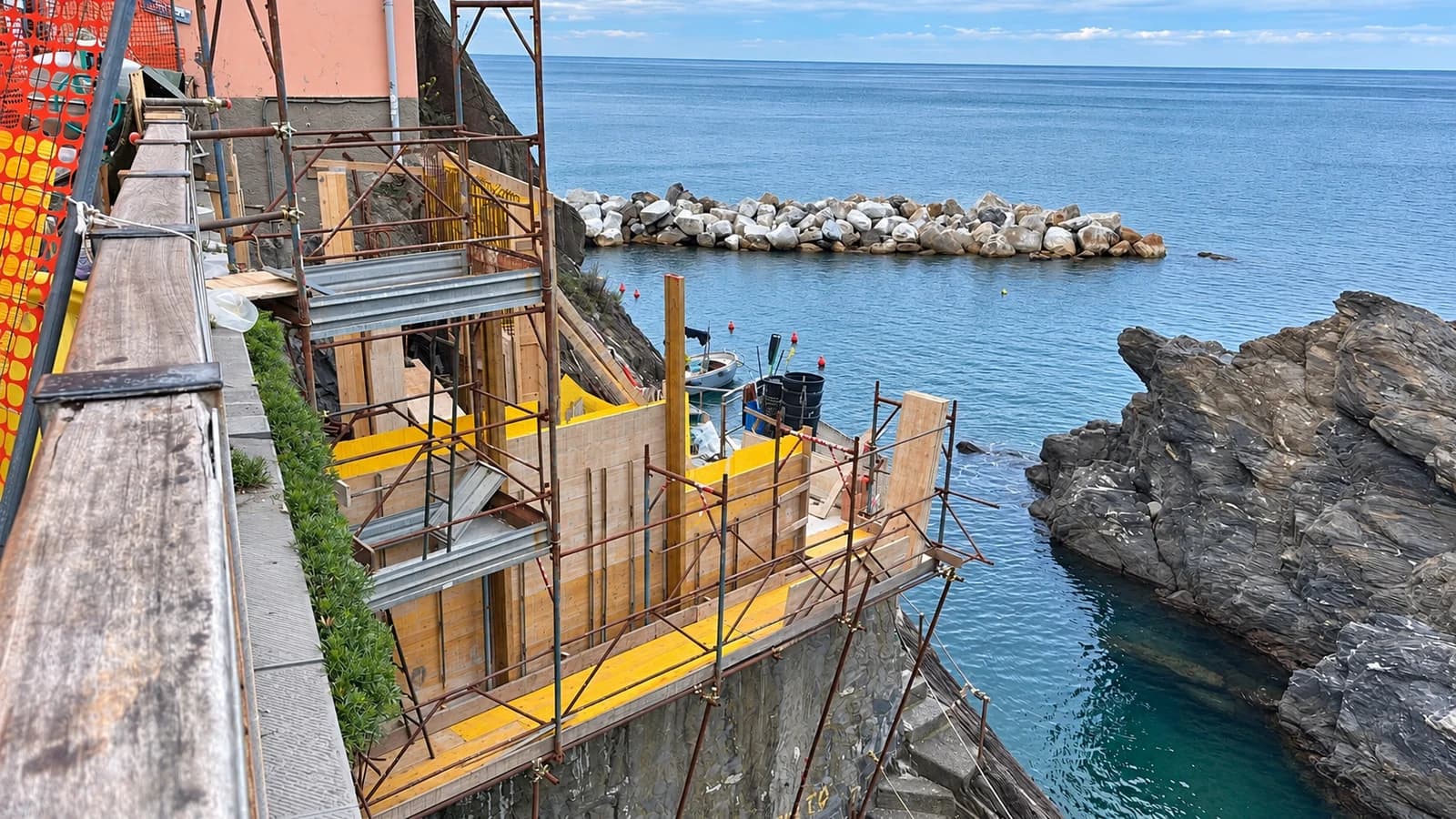 Cantiere edile sul mare con ponteggi e casseforme