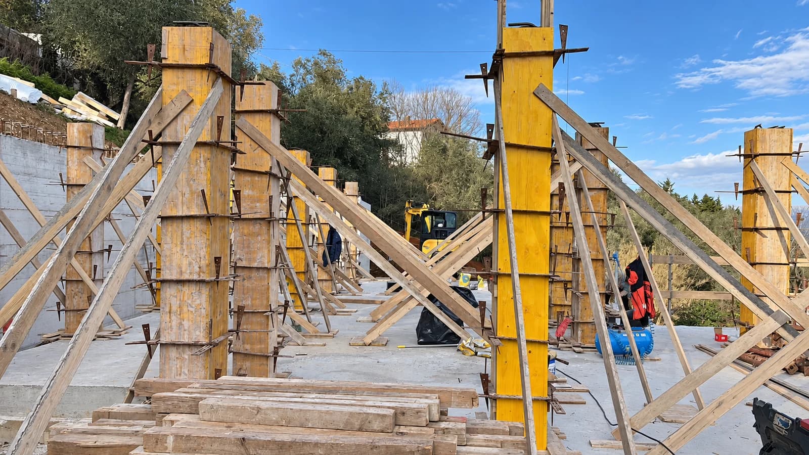 Casseforme per pilastri in cemento armato in cantiere